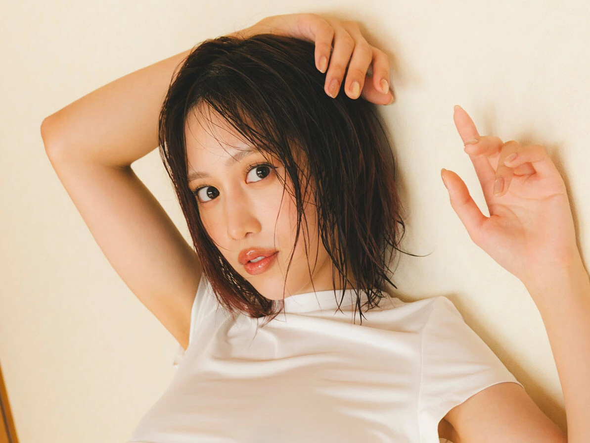 SNSフォロワー55万人超のHカップ美女・さりナ、本格グラビア解禁。画面越しの彼女は幻でも生成でもなく、まさしく"現実"だった――。